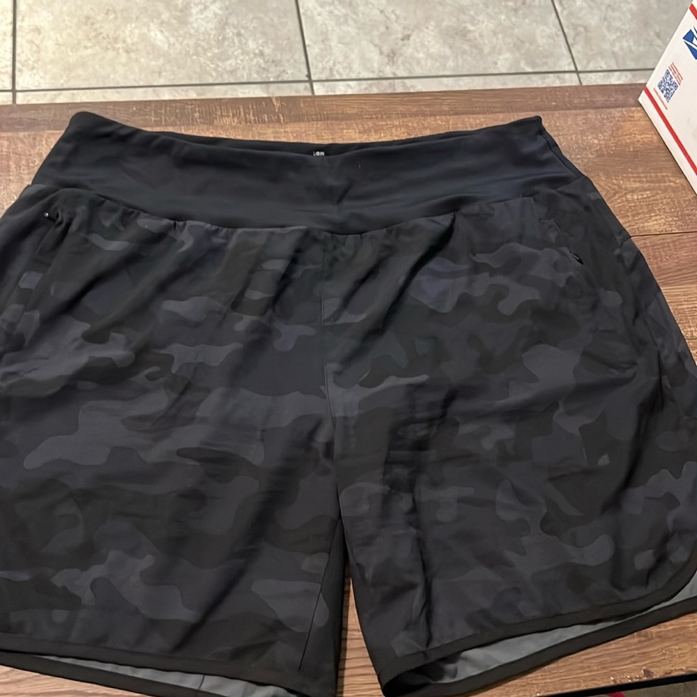 EUC Libin black grey camo shorts with 3 pockets woman’s size XXL